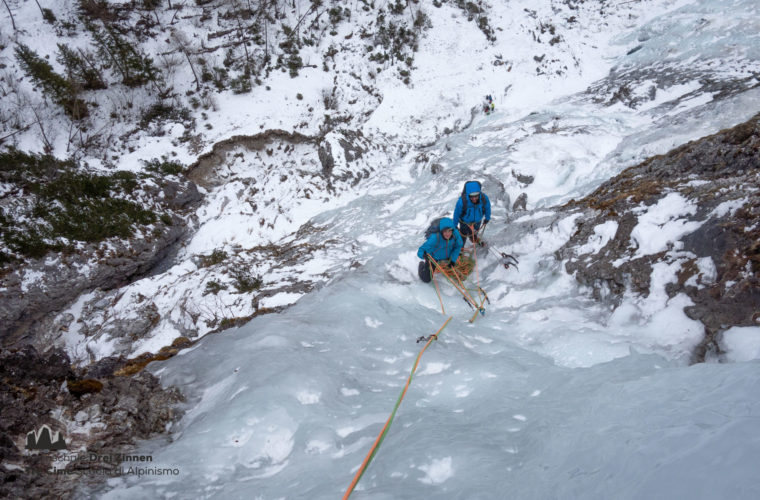 Eiklettern Wasserfall - Arrampicata ghiaccio - ice climbing 2020 - Alpinschule Drei Zinnen (29)