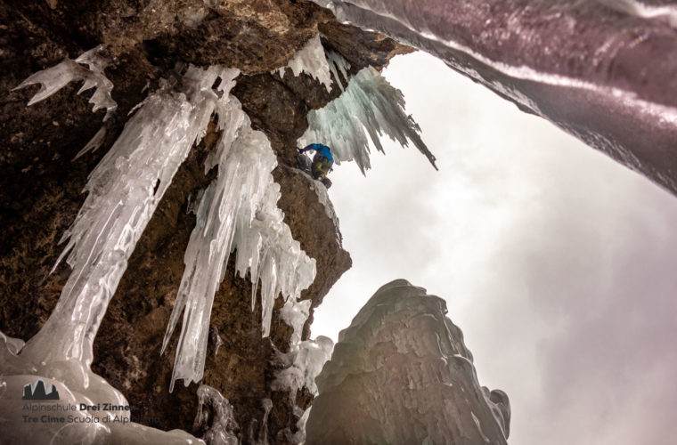 Eiklettern Wasserfall - Arrampicata ghiaccio - ice climbing 2020 - Alpinschule Drei Zinnen (36)