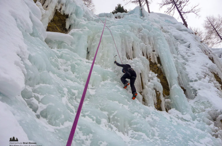 Eiklettern Wasserfall - Arrampicata ghiaccio - ice climbing 2020 - Alpinschule Drei Zinnen (45)