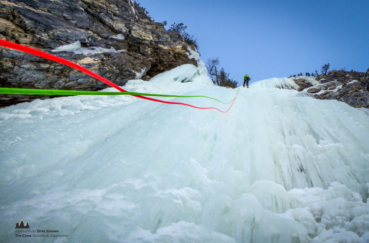 Eiklettern Wasserfall - Arrampicata ghiaccio - ice climbing 2020 - Alpinschule Drei Zinnen (55)
