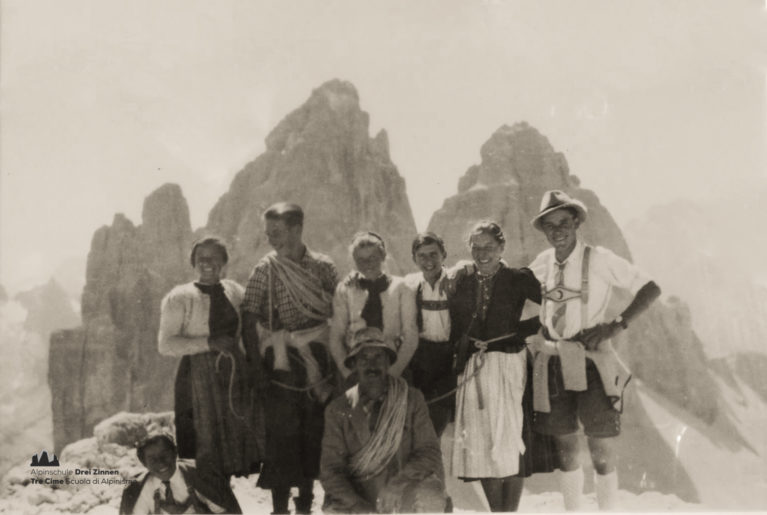 La guida alpina Benitius Rogger con un gruppo sulla cima del Monte Paterno, alla fine degli anni 1930
