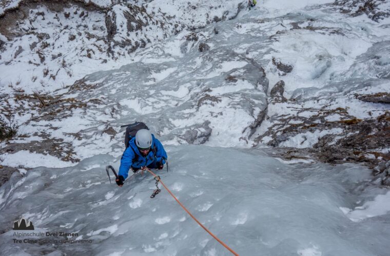 Eiklettern Wasserfall - Arrampicata ghiaccio - ice climbing 2020 - Alpinschule Drei Zinnen (75)